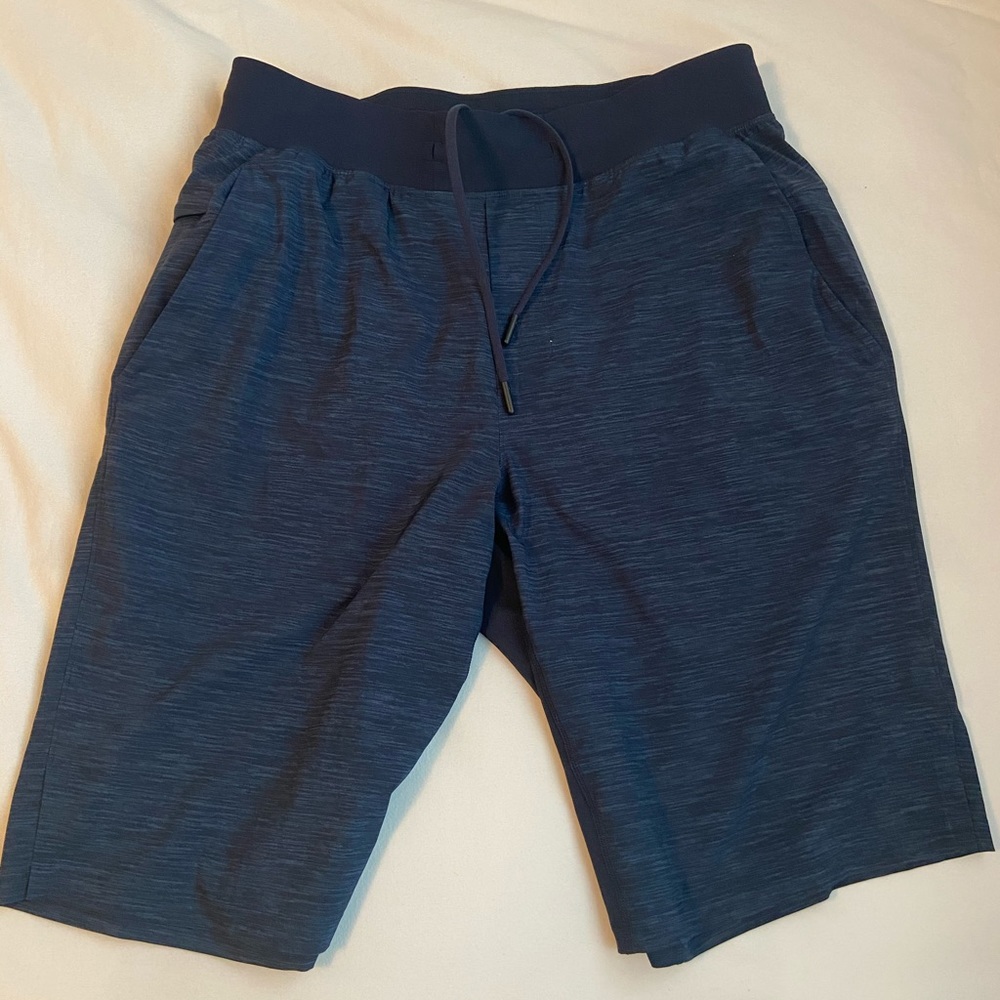 Lululemon men’s shorts 9’ inseam size M LIKE NEW!!
